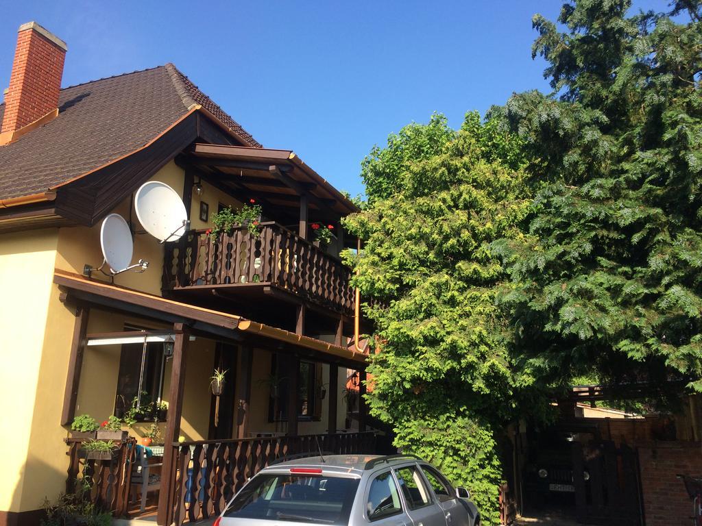 فندق Emi Vendeghaz Balatonszárszó المظهر الخارجي الصورة