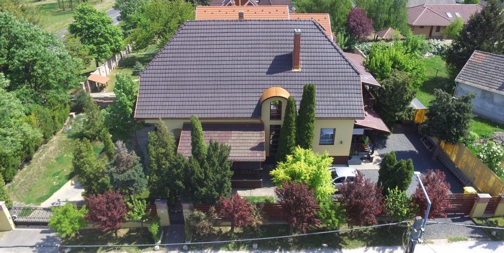 فندق Emi Vendeghaz Balatonszárszó المظهر الخارجي الصورة