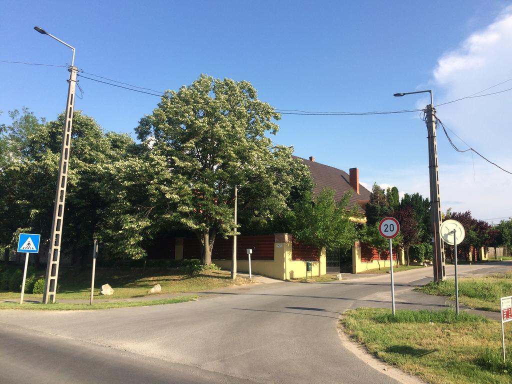 فندق Emi Vendeghaz Balatonszárszó المظهر الخارجي الصورة