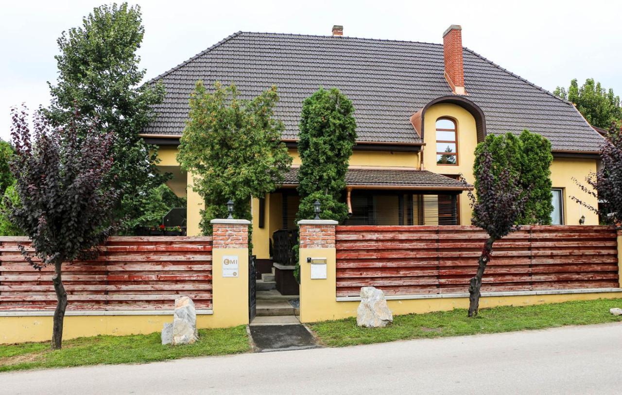 فندق Emi Vendeghaz Balatonszárszó المظهر الخارجي الصورة